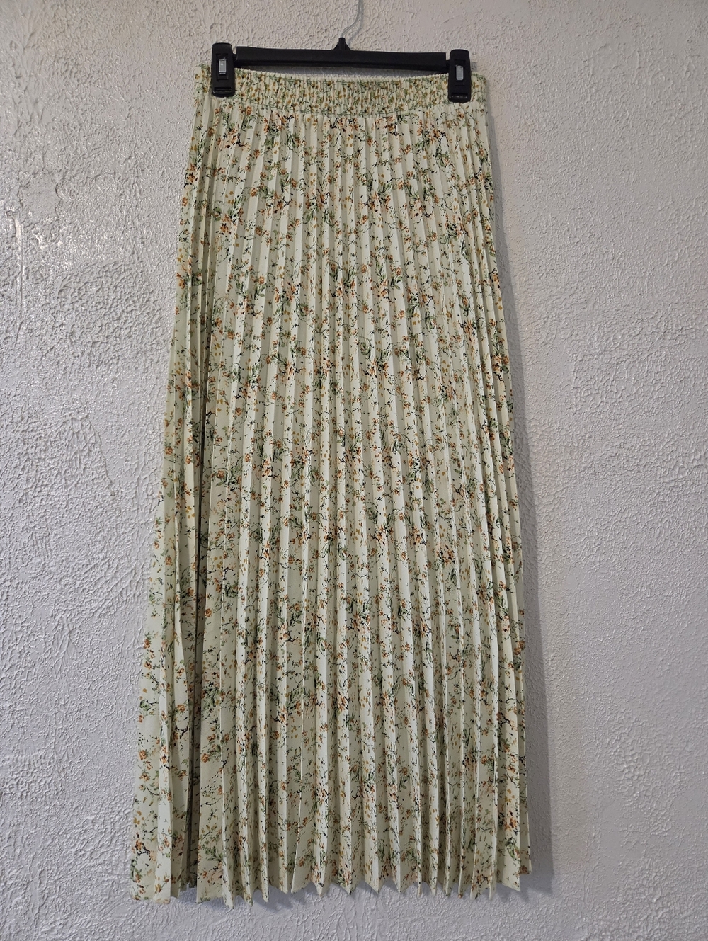 Max Studio Floral Pleated Maxi Skirt in Cream and Green - Picture 2 of 3